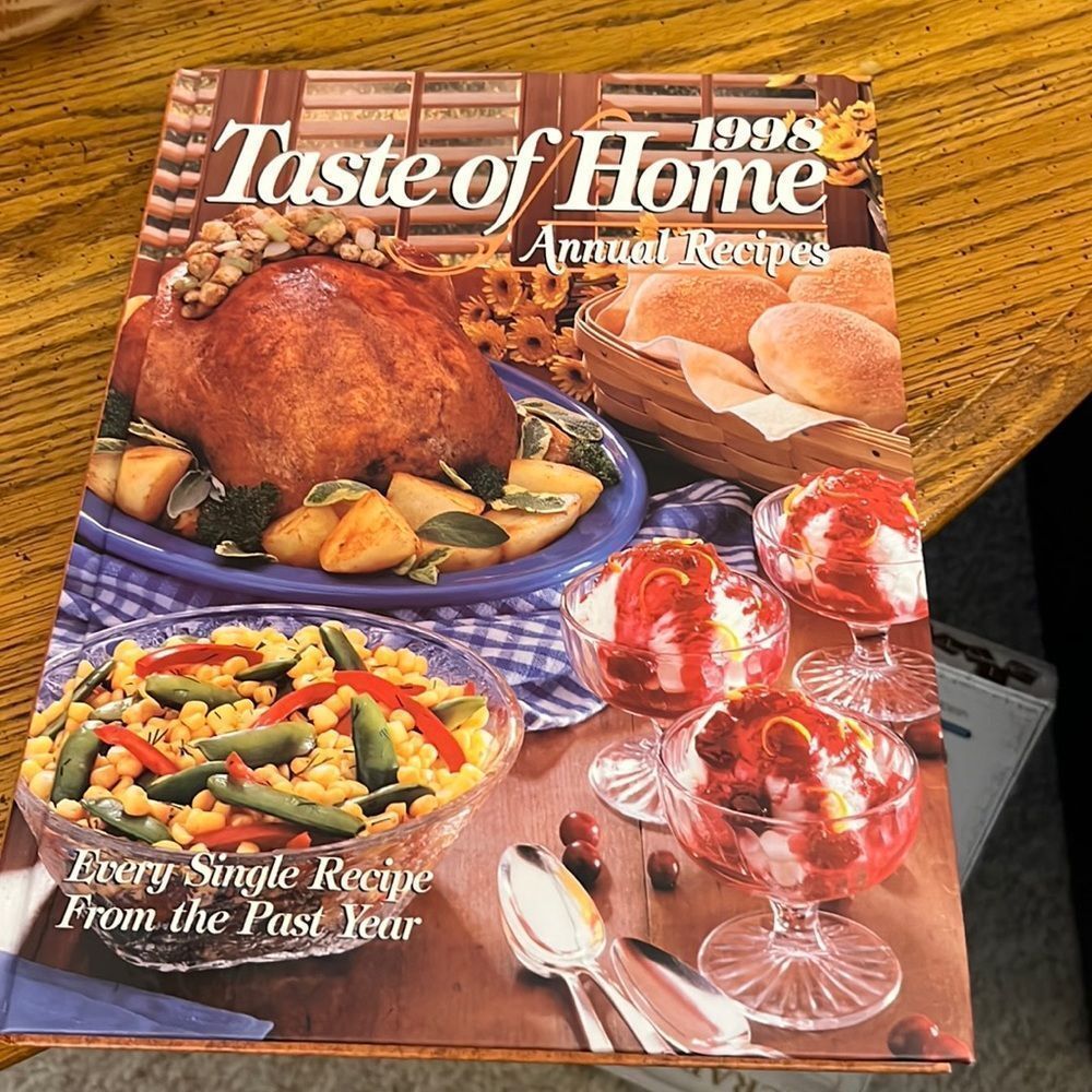 1998 Taste of Home Annual Recipes, 322 page cookbook